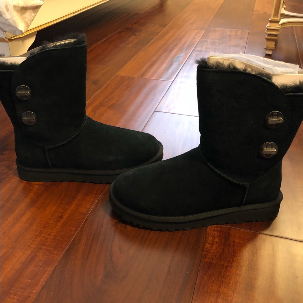 Women Uggs w/short turn clock size 8 black